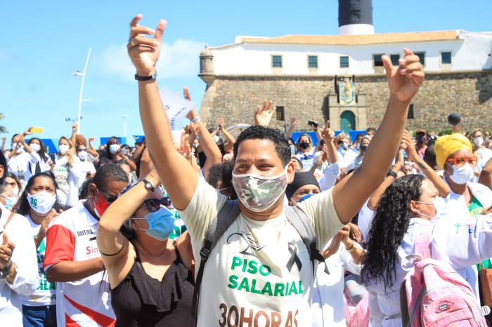 Entre aplausos e abandono: a enfermagem brasileira e o vazio das prioridades políticas em ano eleitoral