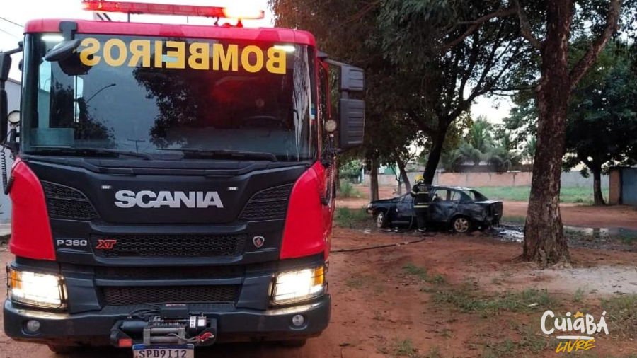 Bombeiros combatem incêndios em ônibus e carro em cidades do interior de Mato Grosso