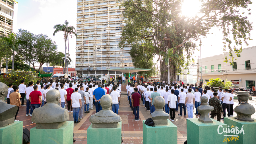 Juramento à Bandeira reúne jovens em Cuiabá para regularização militar e reforço do civismo